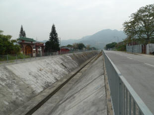 此圖顯示沿公庵路擴闊道路空間有限